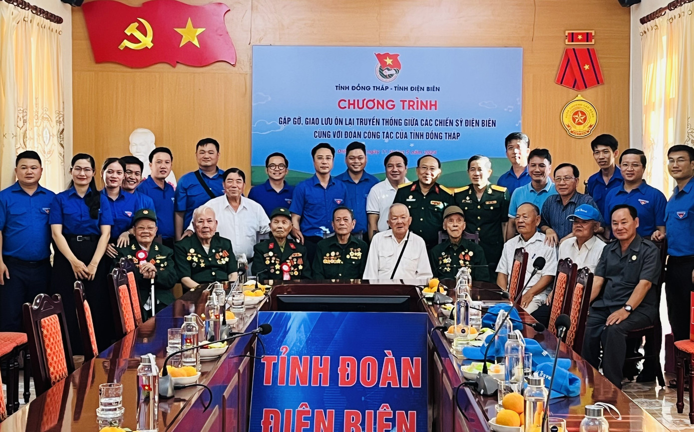 Hai đơn vị chụp ảnh kỷ niệm.