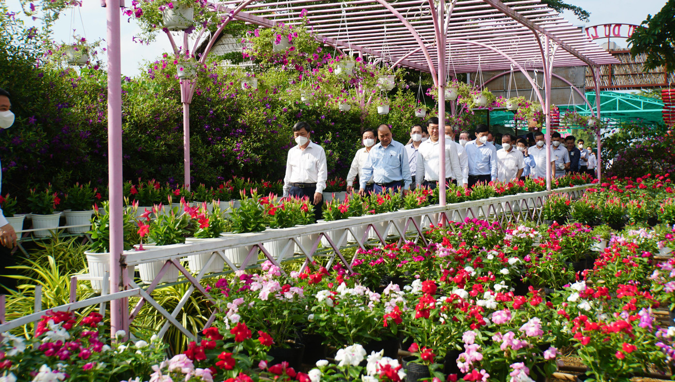 Chủ tịch nước Nguyễn Xuân Phúc thăm Hội quán Cùng nhau làm du lịch. Ảnh: Hòa Hội