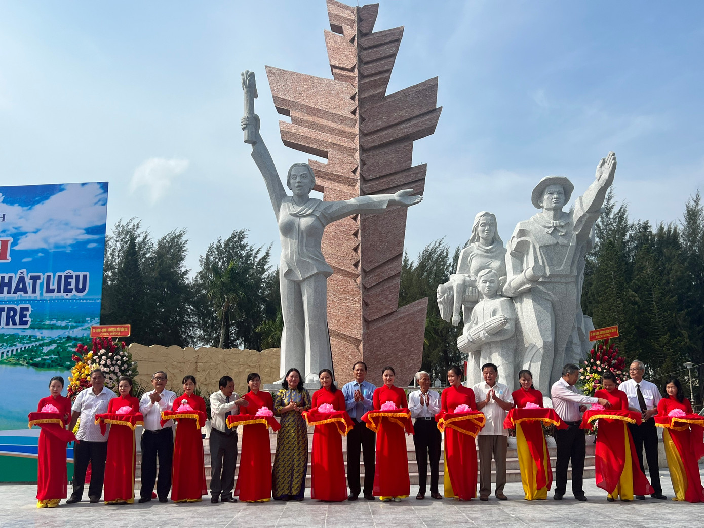 Lãnh đạo tỉnh Bến Tre cắt băng khánh thành công trình nâng cấp, chuyển chất liệu tượng đài Đồng Khởi. Ảnh: An Bình.