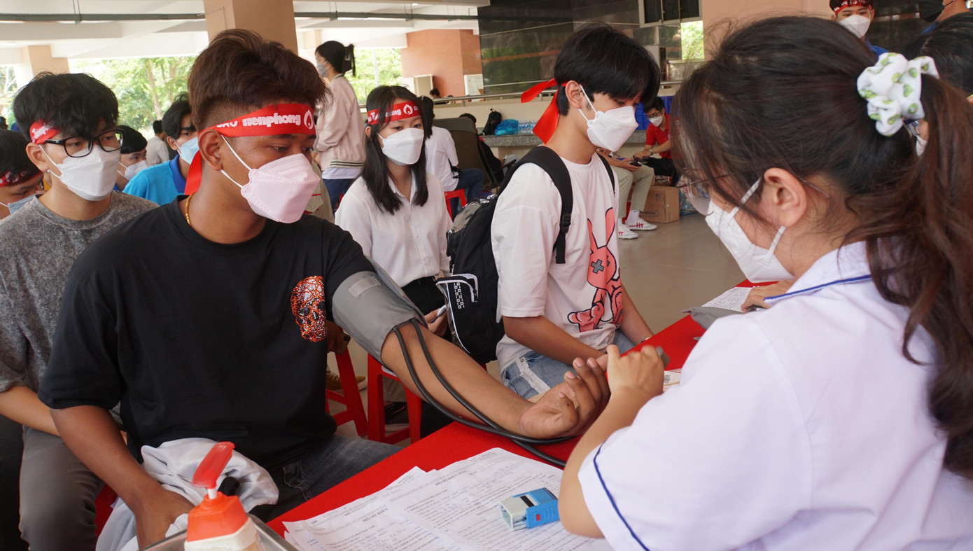 Bạn Thạch Bình Long tham gia hiến máu tình nguyện Bạn Thạch Bình Long tham gia hiến máu tình nguyện