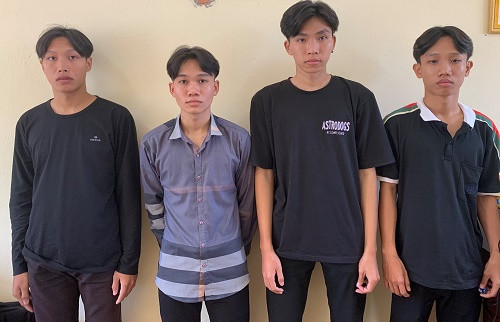 Các đối tượng Nguyễn Văn Hi, Võ Chí Thành, Hồ Quang Dự, Nguyễn Hoàng Phúc (từ trái sang) tại cơ quan điều tra. Các đối tượng Nguyễn Văn Hi, Võ Chí Thành, Hồ Quang Dự, Nguyễn Hoàng Phúc (từ trái sang) tại cơ quan điều tra.