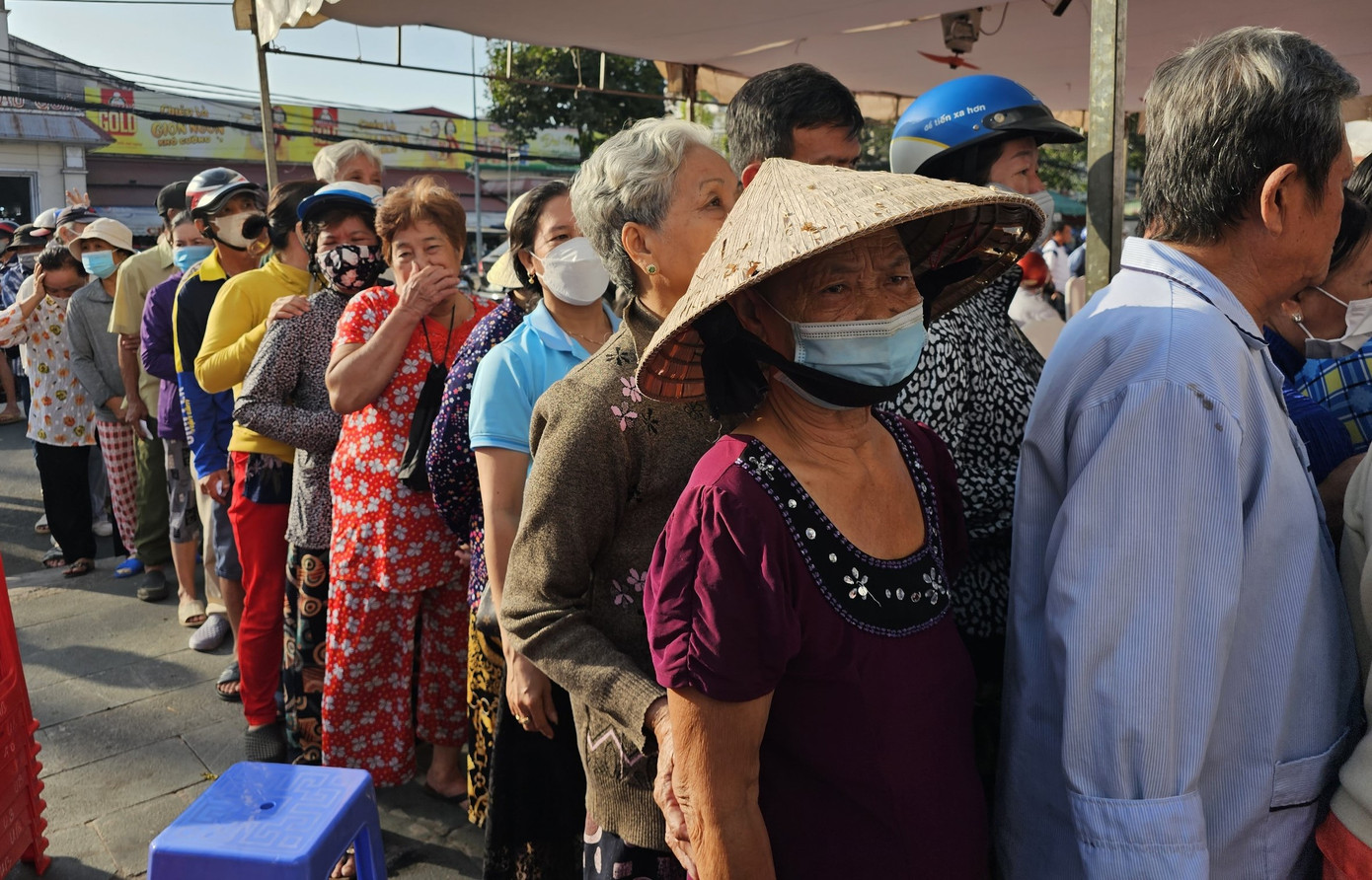 Người dân xếp hàng nhận quà Tết. Người dân xếp hàng nhận quà Tết.