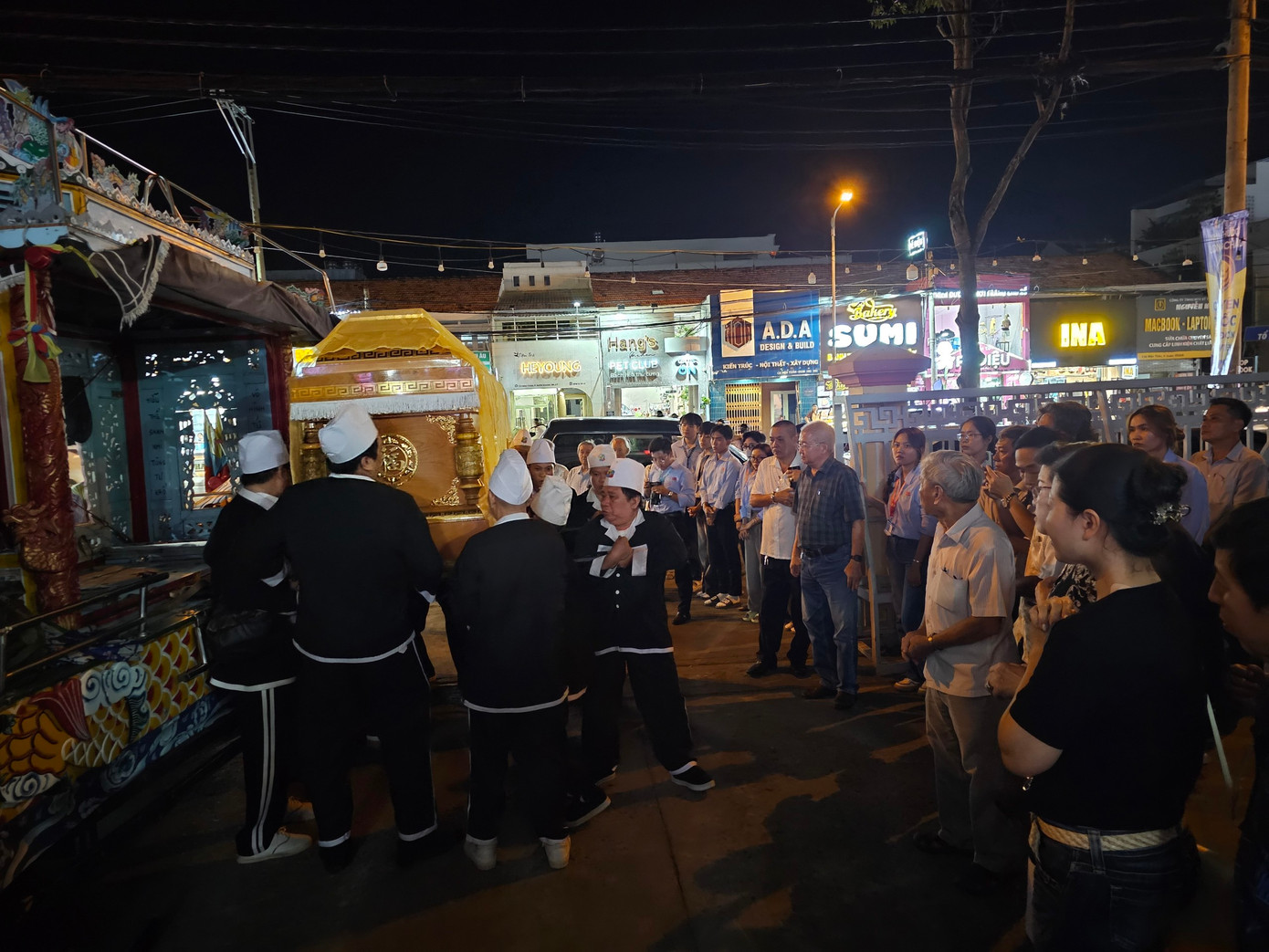 Trước nhà tang lễ, gia quyến, người thân, thầy cô, sinh viên đón linh cữu Giáo sư Võ Tòng Xuân.