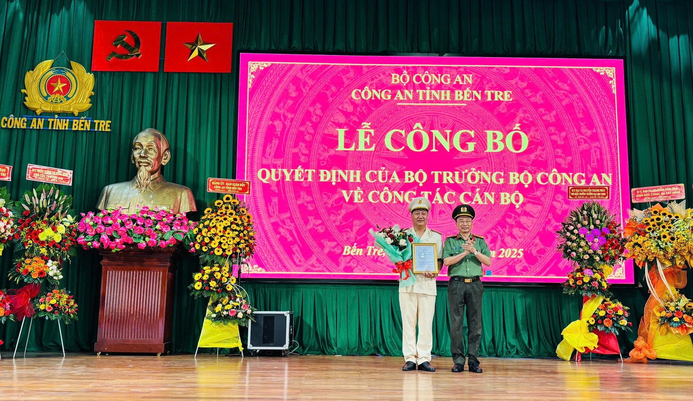 Đại tá Trương Sơn Lâm - Giám đốc Công an tỉnh Bến Tre, trao quyết định cho tân Phó Giám đốc Công an tỉnh Nguyễn Văn Hạnh.