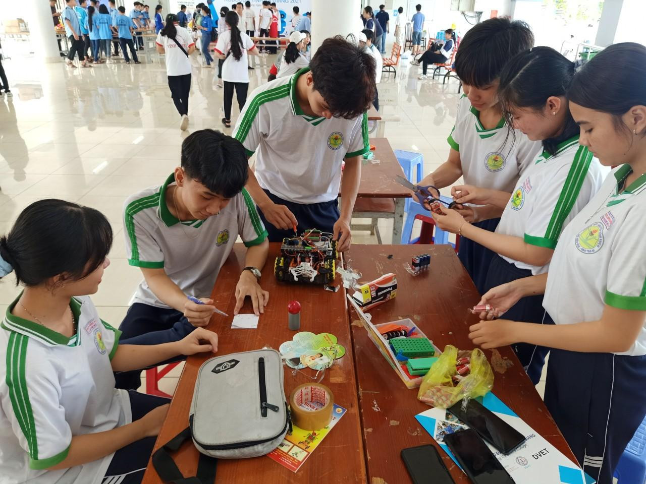 Thí sinh tập trung cải tiến Robot của đội mình. - Ảnh: TĐAG Thí sinh tập trung cải tiến Robot của đội mình. - Ảnh: TĐAG