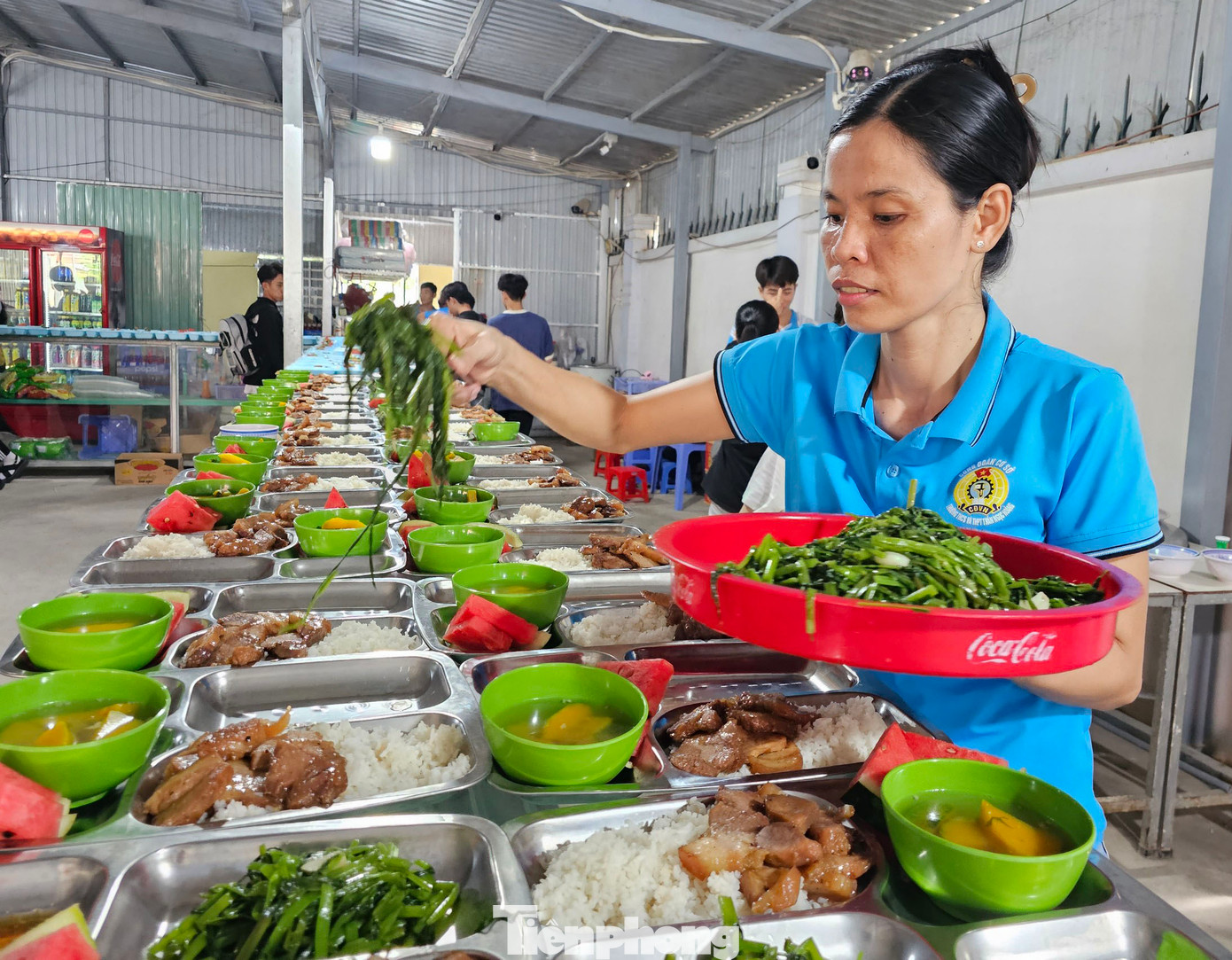 Món ăn được các thầy cô trình bày bắt mắt, sạch sẽ và hoàn toàn miễn phí. Ảnh: Hòa Hội