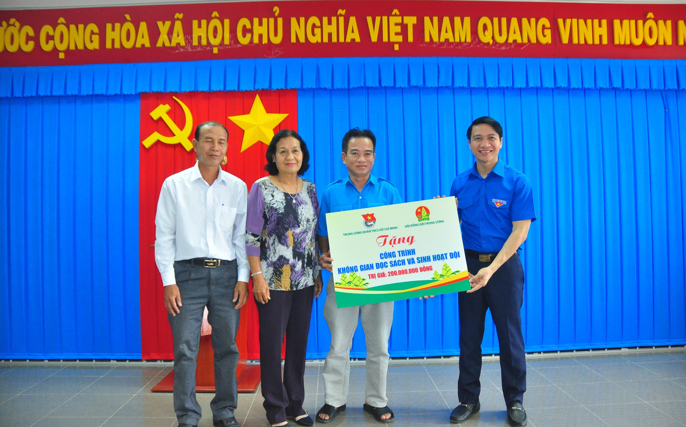 Nhằm chung tay giúp đỡ, tạo điều kiện cho các em học sinh, đội viên có không gian đọc sách, kích thích tinh thần ham đọc sách của các em. Nhân dịp này, Trung ương đoàntặng 01 không gian đọc sách và sinh hoạt đội cho trường tiểu học Mỹ Cẩm, huyện Càng Long trị giá 200 triệu đồng.