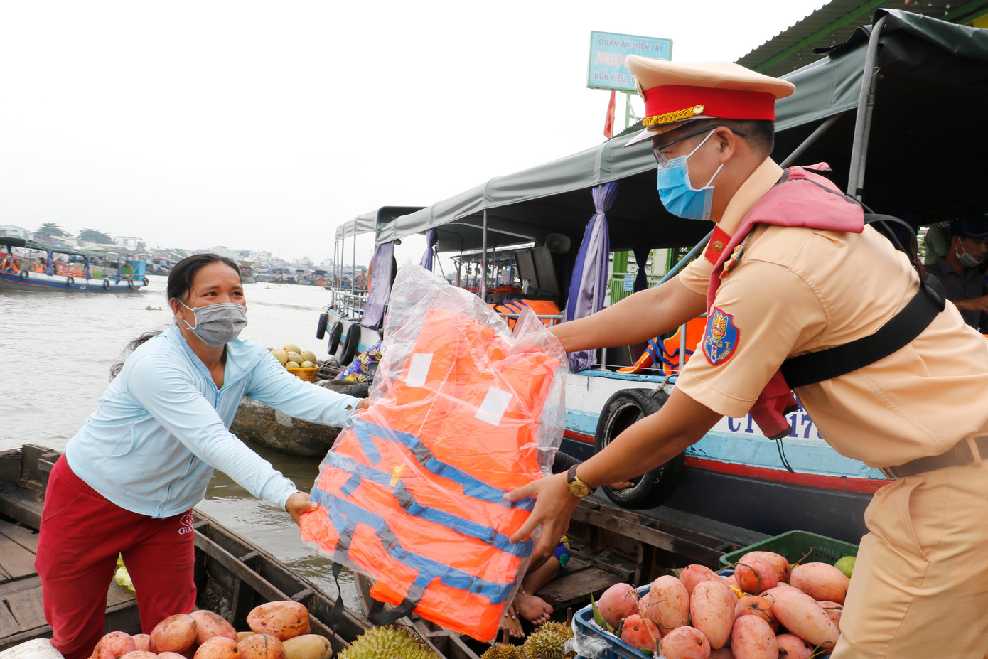 Đoàn Thanh niên công an thành phố Cần Thơ phối hợp với trạm Đường thuỷ Hưng Phú tặng 30 áo phao cho người dân sinh sống trên bè nổi chợ nổi Cái Răng và tuyên truyền chống đuối nước cho trẻ em.