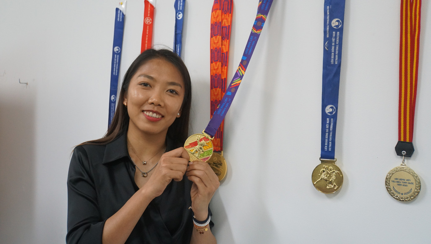 Năm 2022, Huỳnh Như đã chuyển đến chơi bóng ở Lank FC – Bồ Đào Nha và trở thành cầu thủ Nữ tại Việt Nam đầu tiên chơi bóng chuyên nghiệp ở nước ngoài. Cô đã toả sáng rực rỡ tại Bồ Đào Nha và trở thành cầu thủ bóng đá thi đấu thành công nhất lịch sử bóng đá Việt Nam tại nước ngoài. Không chỉ nổi tiếng với kỹ năng bóng đá của mình, Huỳnh Như còn được ngưỡng mộ vì tính cách nghị lực và sự kiên trì trong sự nghiệp. Cô đã vượt qua nhiều thử thách để trở thành một trong những cầu thủ nữ hàng đầu của Việt Nam và tiếp tục truyền cảm hứng cho các thế hệ tương lai của bóng đá Việt Nam và của thế hệ trẻ Việt Nam. Ảnh: Hòa Bình