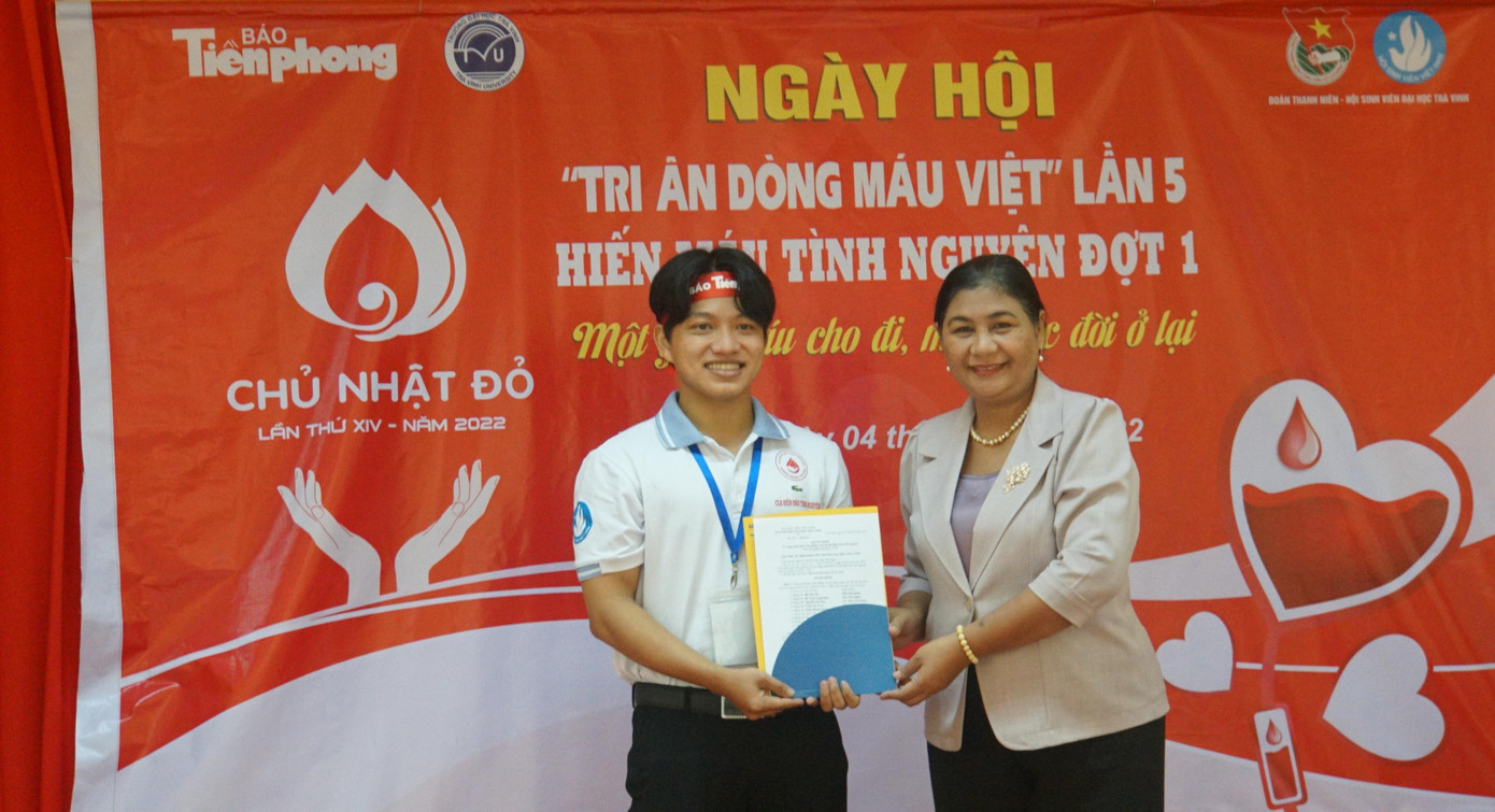 Phó Hiệu trưởng Trường Đại học Trà Vinh trao quyết định cho Ban cố vấn CLB Hiến máu tình nguyện nhiệm kỳ 2021- 2022. Đại diện báo Tiền Phong trao tặng kỷ niệm chương cho Ban giám hiệu Trường Đại học Trà Vinh. Đoàn trường ĐH Trà Vinh tặng quà cho Giám đốc Mobifone chi nhánh Trà Vinh.
