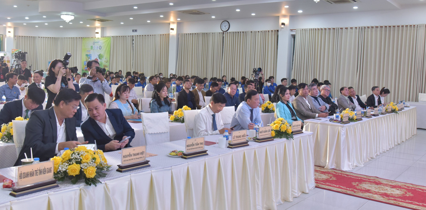 Quang cảnh diễn đàn.