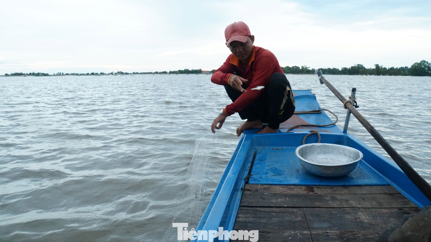 Những năm gần đây, mùa lũ ngày càng ít cá, do khắp các đồng dớn, lưới dày đặc, lớp này sang lớp khác, chưa kể ghe cào, đánh bắt xung điện nên nguồn lợi thủy sản ngày càng cạn kiệt, cũng giống như lũ về miền đồng bằng ngày càng ít do thủy điện thượng nguồn chặn dòng. Ảnh: Hòa Hội.