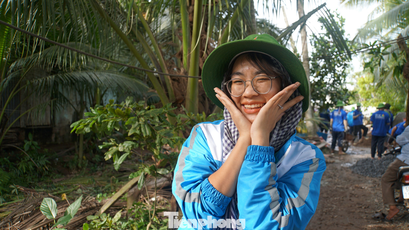Ngô Thúy Vy, sinh viên năm nhất ngành Kinh doanh Quốc tế chia sẻ: “Ngày đầu vô cùng khó khăn nhưng các đoàn viên, thanh niên ở địa phương hướng dẫn và hỗ trợ rất nhiệt tình. Mọi người cùng cố gắng để con đường sớm hoàn thành”. Ảnh: Hòa Hội