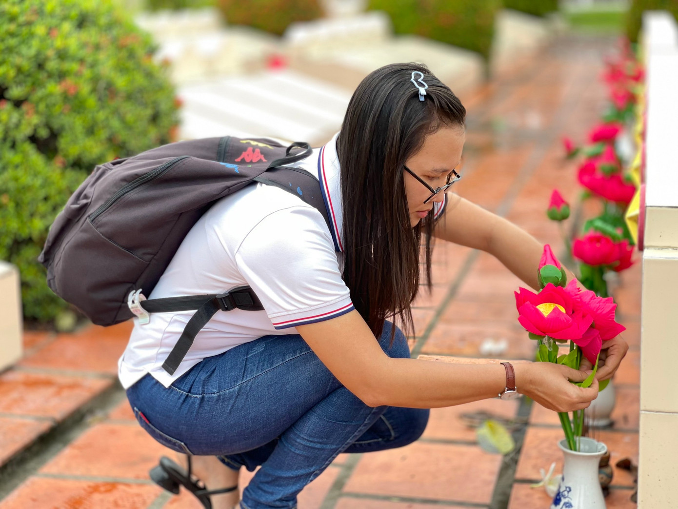 Thay mới hoa sen trên các phần mộ liệt sĩ.