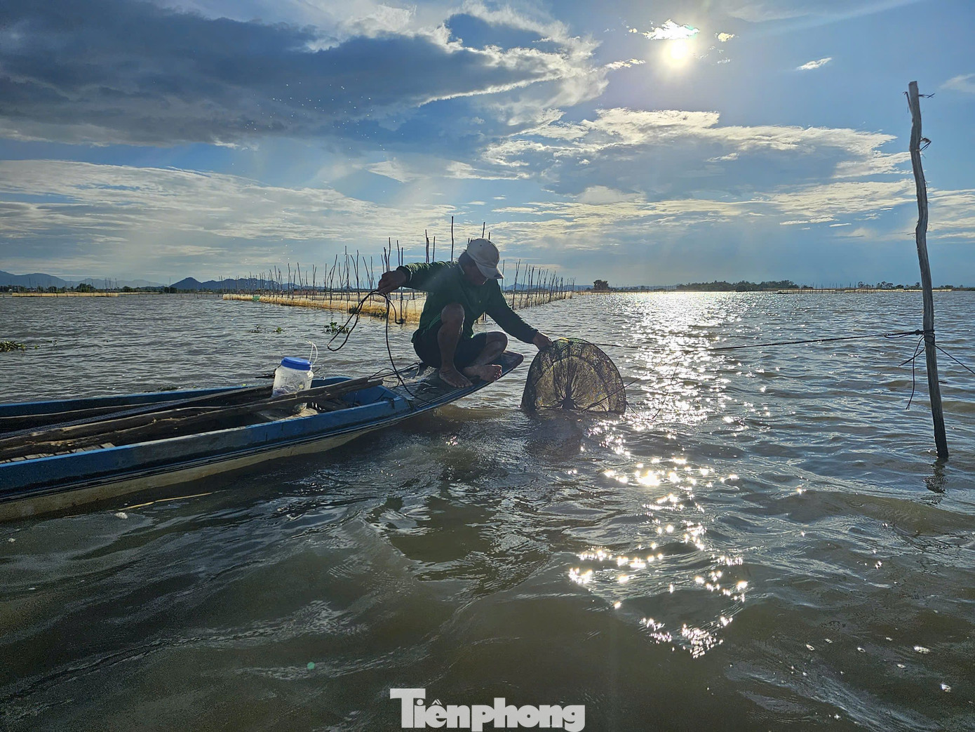 Ông Lê Văn Chơn (ở phường Vĩnh Tế, TP Châu Đốc, An Giang) ra đồng thăm dớn dài hơn 200m của mình. Ông cho hay: "Mấy năm trước mỗi ngày đặt dớn thu được gần cả trăm ký cá các loại, nhưng mùa lũ năm nay cá ít hơn nhiều, mỗi ngày chỉ hơn chục ký. Thời điểm này nước nhiều nhưng cá ít, hy vọng vài bữa nữa nước rút sẽ có nhiều hơn”. Ảnh: Hòa Hội