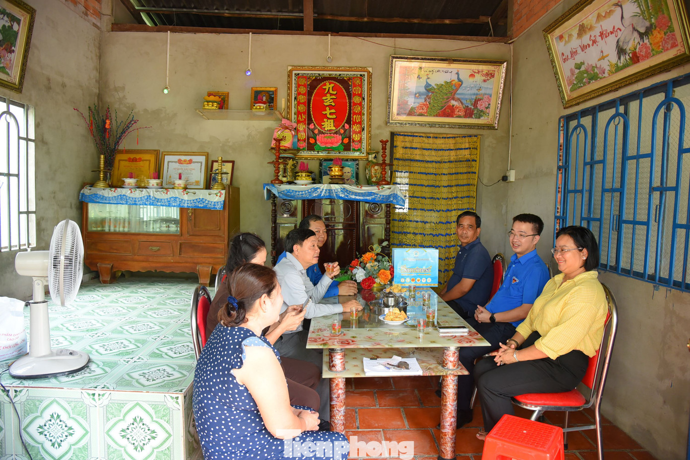 Bí thư Trung ương Đoàn thăm gia đình chính sách tại xã Tân Kiều, Tháp Mười, Đồng Tháp. Ảnh: Hòa Hội