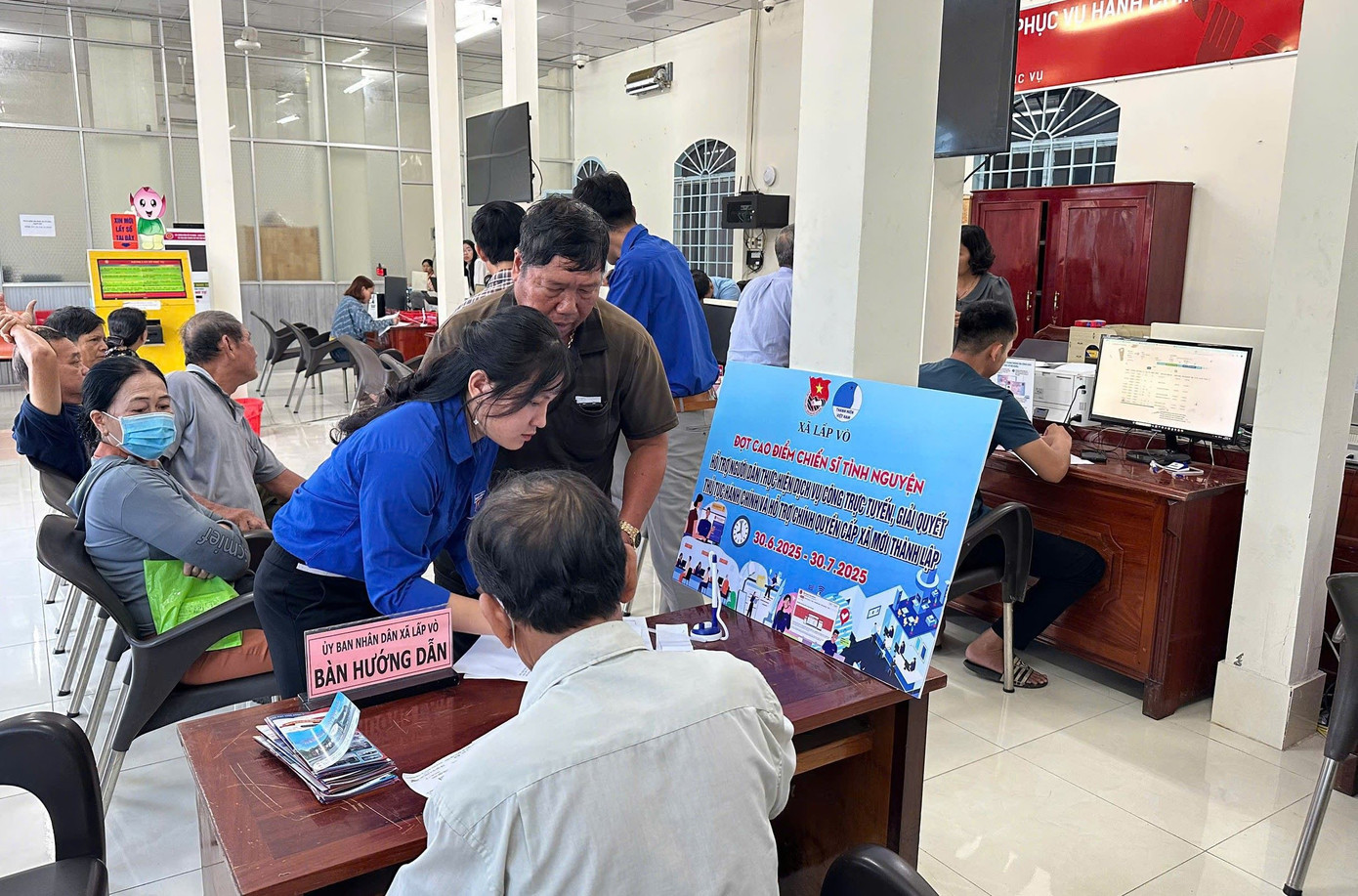 Chị Lê Nguyễn Huỳnh Anh - Bí thư xã đoàn Lấp Vò cho biết, xã được hợp nhất từ thị trấn Lấp Vò và các xã Bình Thạnh, Vĩnh Thạnh, Bình Thạnh Trung nên địa bàn rộng hơn trước nhiều lần. Dù vậy, với tinh thần xung kích, từ ngày đầu chính quyền xã mới đi vào hoạt động tới nay, xã đoàn đã chủ động triển khai đội hình thanh niên hỗ trợ người dân. Hoạt động hỗ trợ không chỉ tại trung tâm hành chính công của xã, còn trực tiếp tới địa bàn, nhà dân để tuyên truyền, giúp người dân hiểu được ý nghĩa khi triển khai chính quyền địa phương 2 cấp.