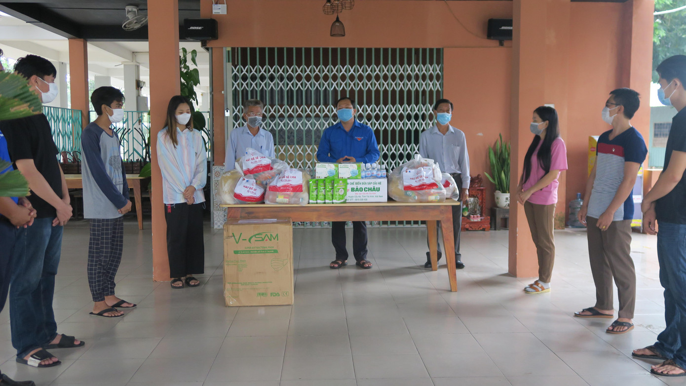 Anh Huỳnh Minh Thức, Bí thư Tỉnh đoàn Đồng Tháp (áo xanh) tặng quà cho sinh viên Lào, Campuchia. - Ảnh: TĐ ĐT Anh Huỳnh Minh Thức, Bí thư Tỉnh đoàn Đồng Tháp (áo xanh) tặng quà cho sinh viên Lào, Campuchia. - Ảnh: TĐ ĐT
