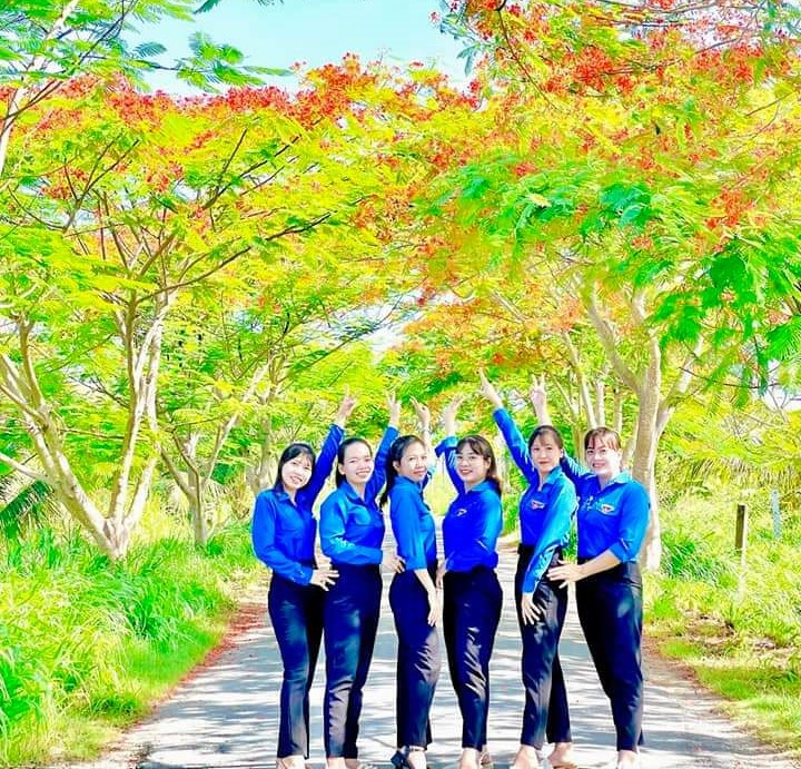 Tinh thần nhiệt huyết của tuổi trẻ được góp sức mình làm đẹp cho quê hương.