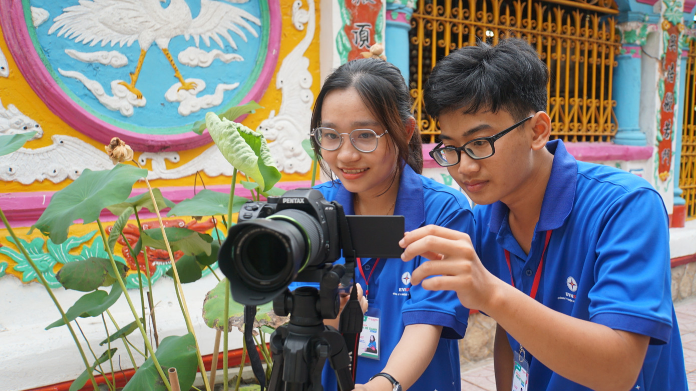 Hai chiến sĩ tình nguyện đang ghi hình về chùa cổ Phước Hưng. Ảnh: Hòa Hội Hai chiến sĩ tình nguyện đang ghi hình về chùa cổ Phước Hưng. Ảnh: Hòa Hội