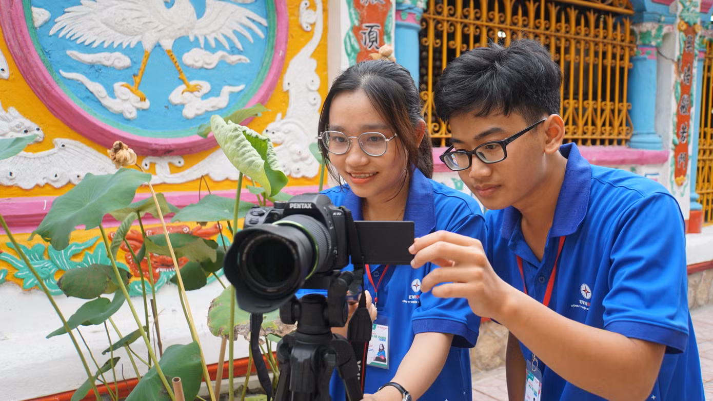 Hai chiến sĩ tình nguyện đang ghi hình về chùa cổ Phước Hưng. Ảnh: Hòa Hội