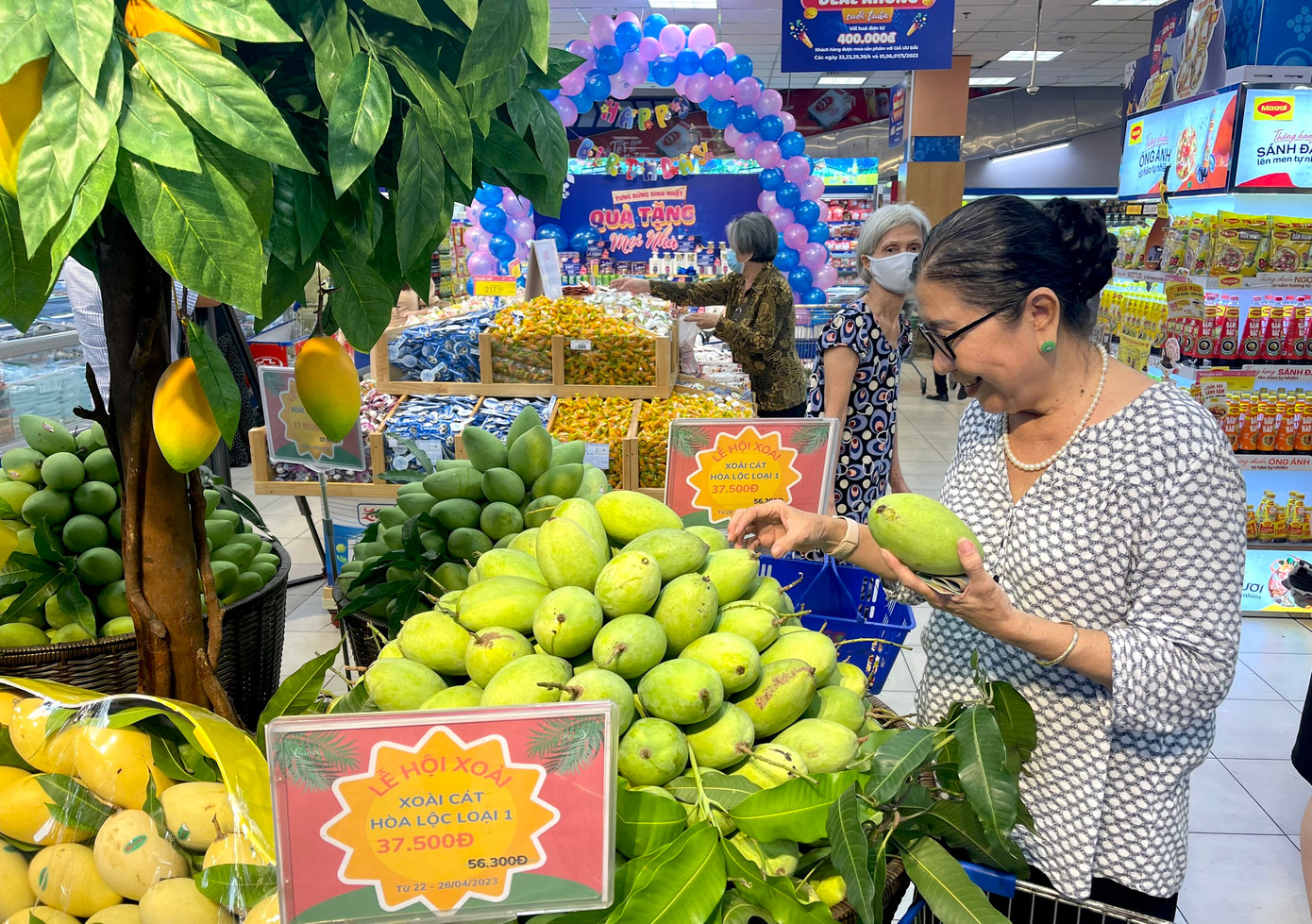 Người tiêu dùng lựa sản phẩm xoài Đồng Tháp.