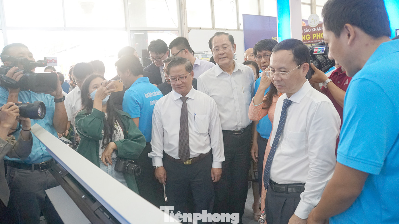 Lãnh đạo thành phố Cần Thơ tham quan gian hàng tại hội chợ. Ảnh: Hòa Hội