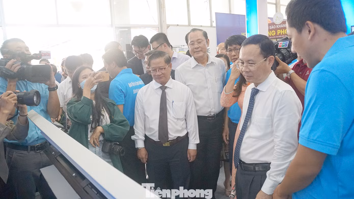 Lãnh đạo thành phố Cần Thơ tham quan gian hàng tại hội chợ. Ảnh: Hòa Hội Lãnh đạo thành phố Cần Thơ tham quan gian hàng tại hội chợ. Ảnh: Hòa Hội