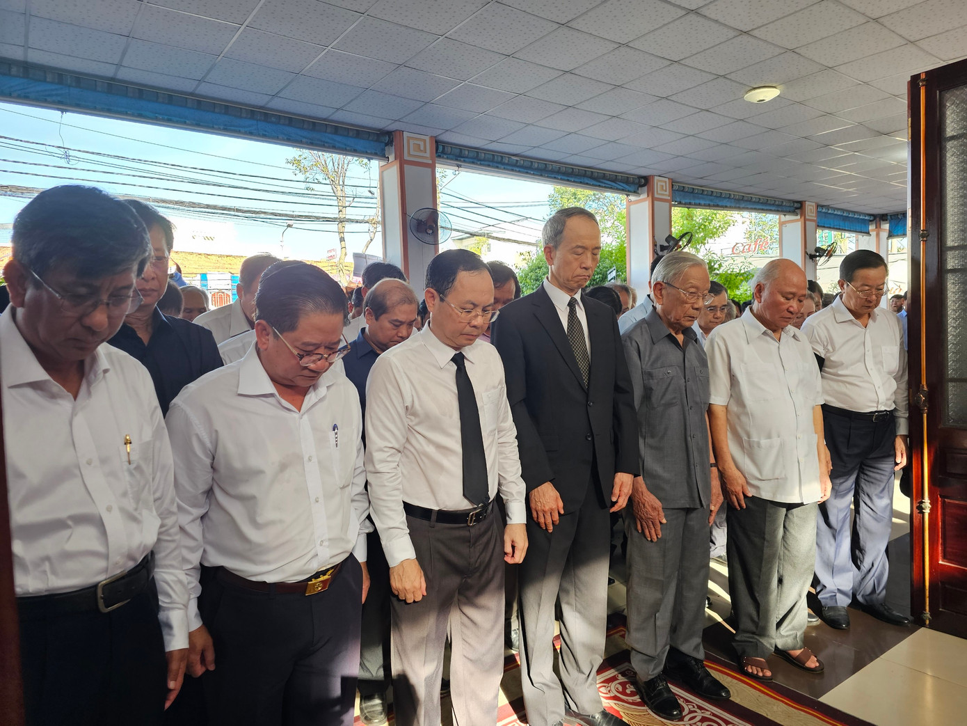 Lãnh đạo TP. Cần Thơ, An Giang, các tổ chức quốc tế, bạn bè, học trò dành phút mặc niệm GS. Võ Tòng Xuân. Ảnh: Hòa Hội Lãnh đạo TP. Cần Thơ, An Giang, các tổ chức quốc tế, bạn bè, học trò dành phút mặc niệm GS. Võ Tòng Xuân. Ảnh: Hòa Hội