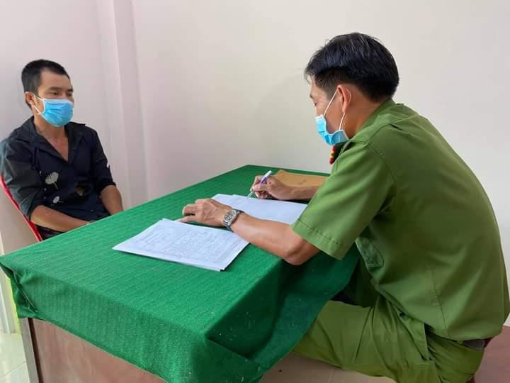 Nguyễn Văn Đông tại cơ quan công an. - Ảnh: CA BT