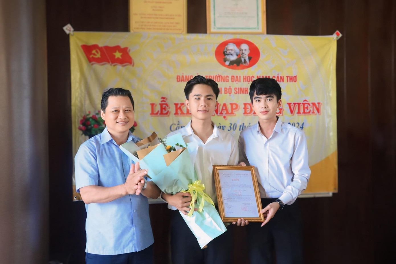 Bạn Đường Hoàng Vững – Sinh viên trường ĐH Nam Cần Thơ vinh dự được đứng vào hàng ngũ của Đảng.