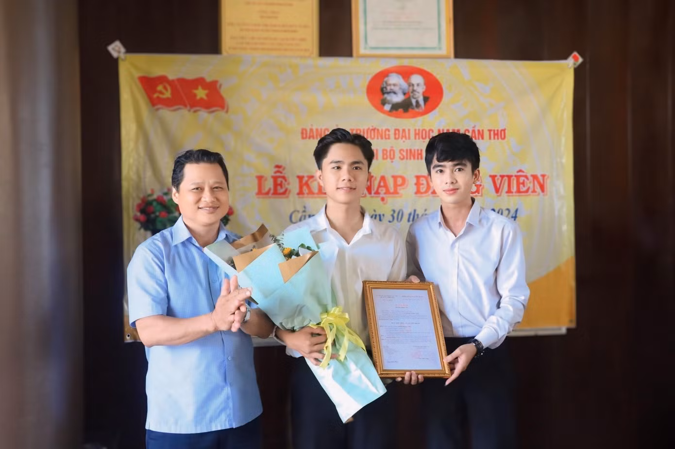Bạn Đường Hoàng Vững – Sinh viên trường ĐH Nam Cần Thơ vinh dự được đứng vào hàng ngũ của Đảng.