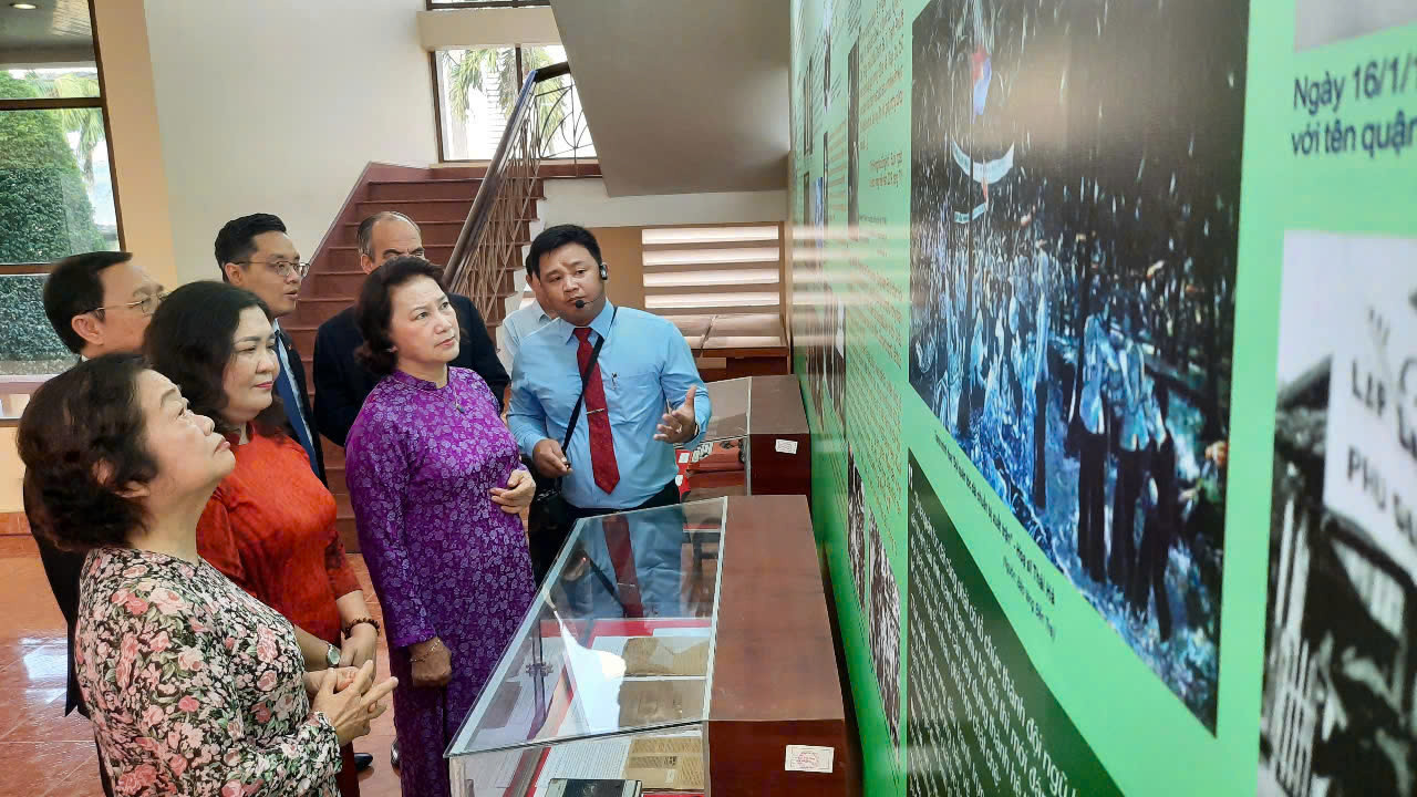 Lãnh đạo, nguyên lãnh đạo Trung ương, địa phương tham quan tư liệu về nữ tướng Nguyễn Thị Định tại Bến Tre.