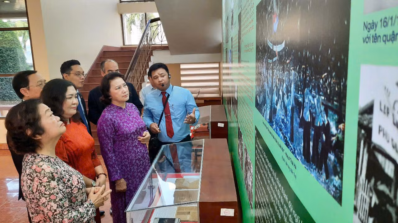 Lãnh đạo, nguyên lãnh đạo Trung ương, địa phương tham quan tư liệu về nữ tướng Nguyễn Thị Định tại Bến Tre.