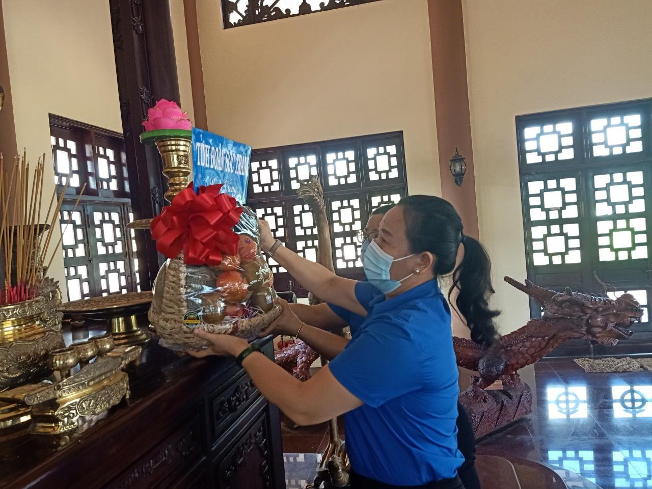 Tuổi trẻ Sóc Trăng dâng hoa lên bàn thờ Bác Tuổi trẻ Sóc Trăng dâng hoa lên bàn thờ Bác