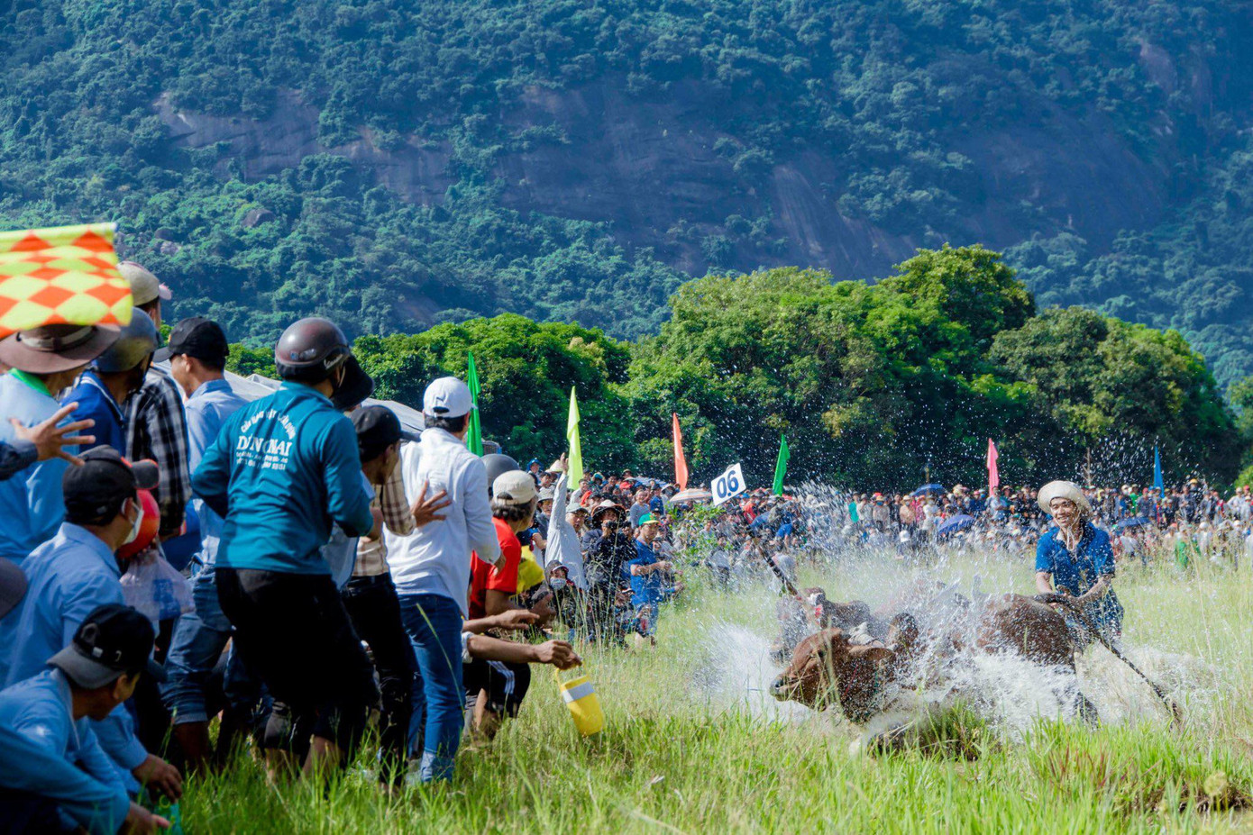 Đông đảo người dân cổ vũ đua bò. Đông đảo người dân cổ vũ đua bò.