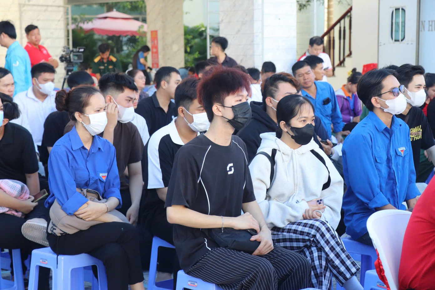 Đông đảo bạn trẻ tham gia hiến máu tình nguyện. Đông đảo bạn trẻ tham gia hiến máu tình nguyện.