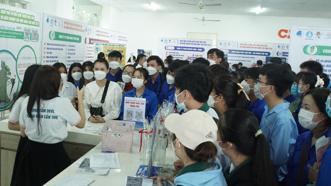 Đông đảo sinh viên, ĐVTN tham gia ngày hội việc làm. - Ảnh: Hòa Hội