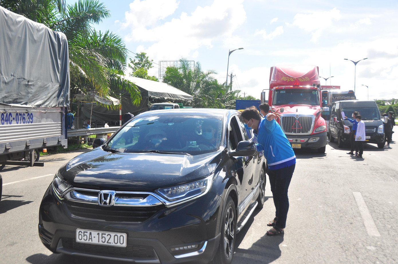 Anh Đào Chí Nghĩa, Bí thư Thành đoàn Cần Thơ cho biết, trong 30 giờ, thành phố đã huy động 2000 tình nguyện viên tham gia hỗ trợ các lực lượng làm nhiệm vụ khai báo y tế, đo thân nhiệt...