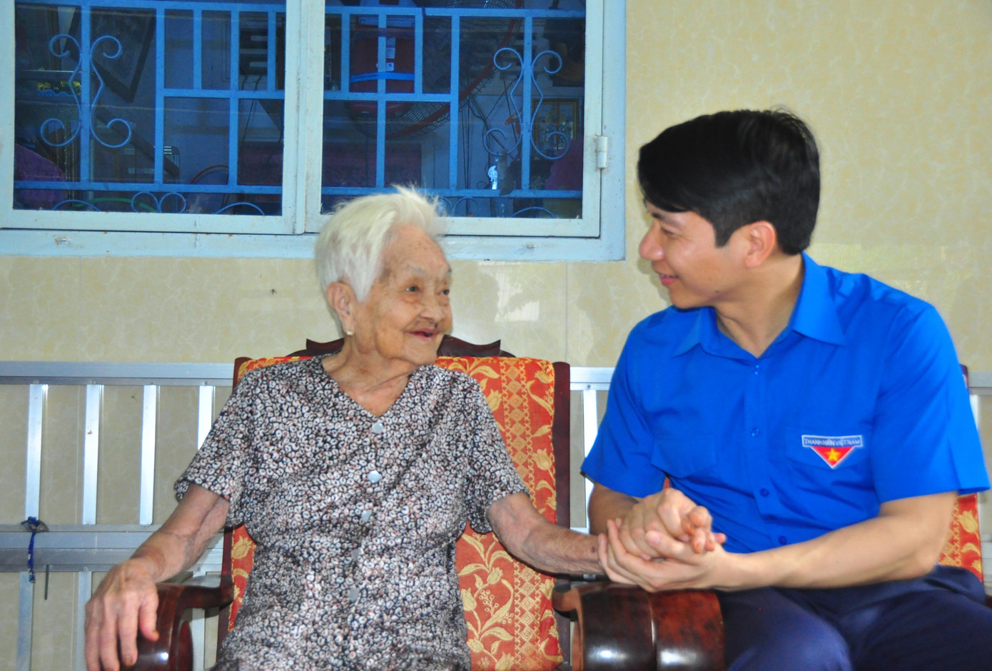 Ngoài ra, Đoàn công tác của Trung ương Đoàn còn trao tặng 29 phần quà, mỗi phần trị giá 1,2 triệu đồng cho gia đình chính sách diễn ra tại Huyện ủy Càng Long.