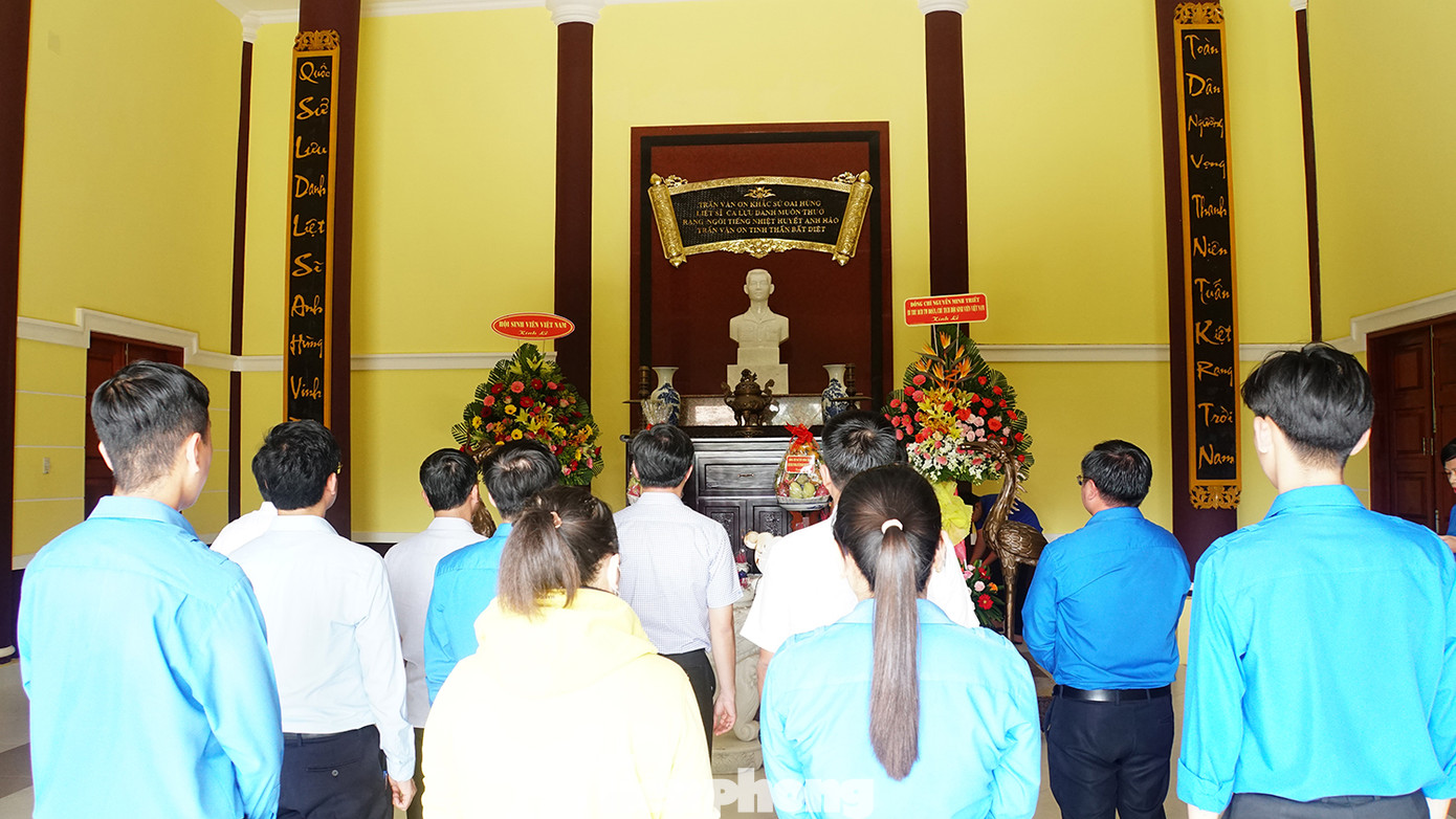 Đoàn viên thanh niên viếng Anh hùng liệt sĩ Trần Văn Ơn. Ảnh: Hòa Hội Đoàn viên thanh niên viếng Anh hùng liệt sĩ Trần Văn Ơn. Ảnh: Hòa Hội