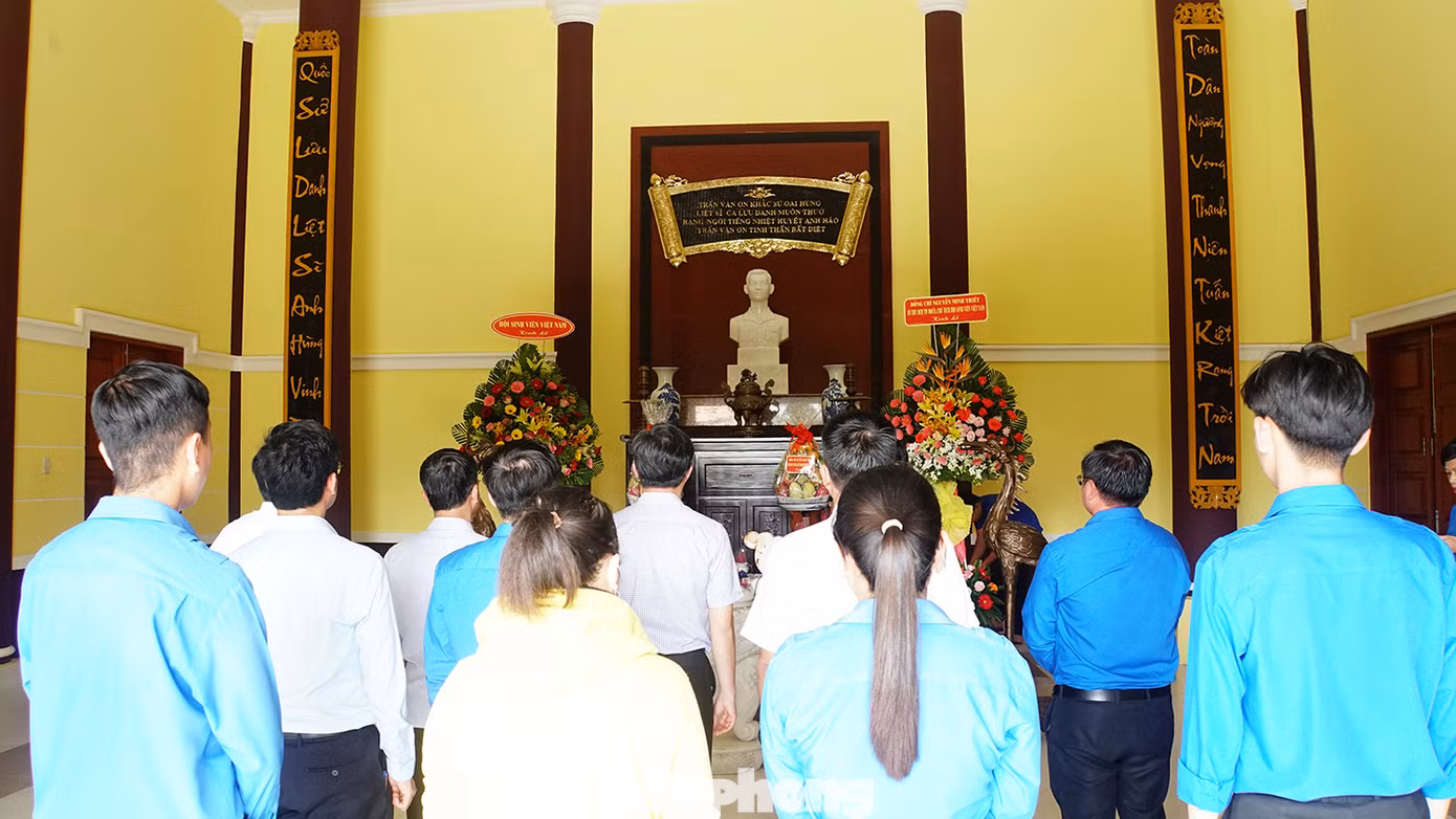 Đoàn viên thanh niên viếng Anh hùng liệt sĩ Trần Văn Ơn. Ảnh: Hòa Hội
