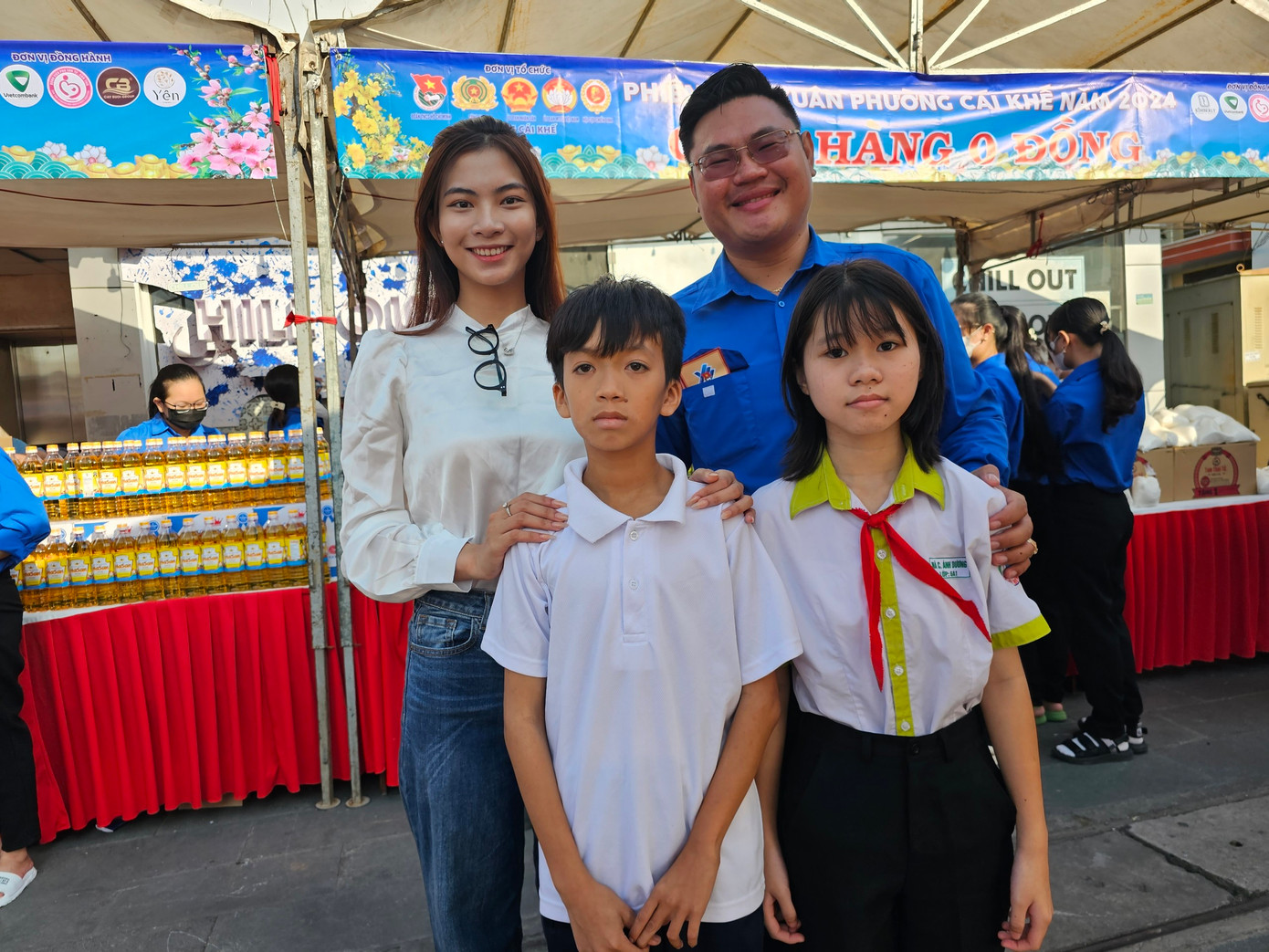 Hoa khôi Kim Ngọc cùng anh Lại Phước Trường Thành - Bí thư Đoàn phường Cái Khế bên cạnh 2 em Ánh Dương và Thanh Quý trong dự án "Em nuôi của Đoàn" mà cô hỗ trợ mỗi tháng 300.000 đồng. Hoa khôi Kim Ngọc cùng anh Lại Phước Trường Thành - Bí thư Đoàn phường Cái Khế bên cạnh 2 em Ánh Dương và Thanh Quý trong dự án "Em nuôi của Đoàn" mà cô hỗ trợ mỗi tháng 300.000 đồng.