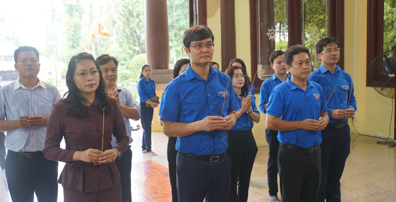 Anh Bùi Quang Huy cùng đoàn công tác, lãnh đạo Ban Dân vận Tỉnh ủy, Tỉnh đoàn An Giang viếng Chủ tịch Tôn Đức Thắng. - Ảnh: Hòa Hội