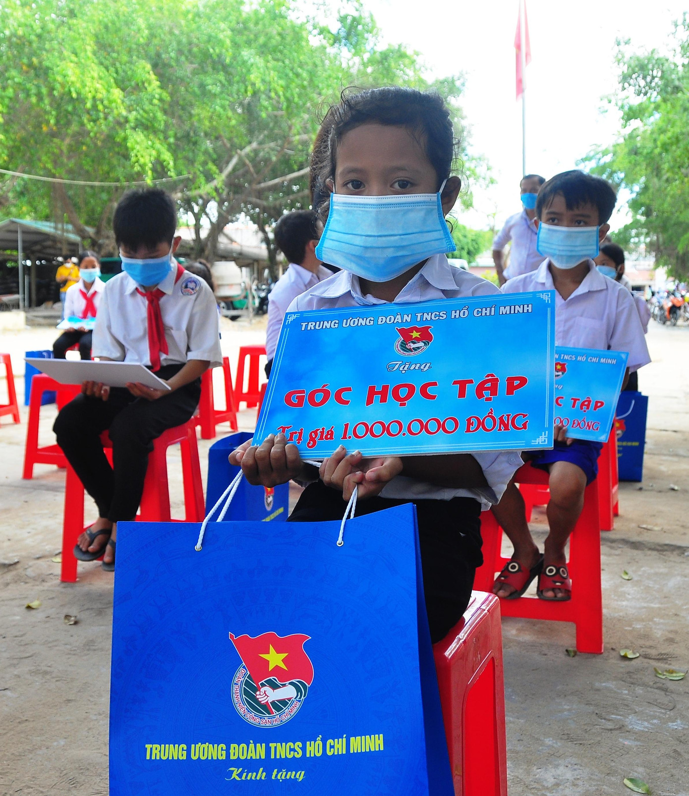 Học sinh nhận quà và góc học tập Học sinh nhận quà và góc học tập