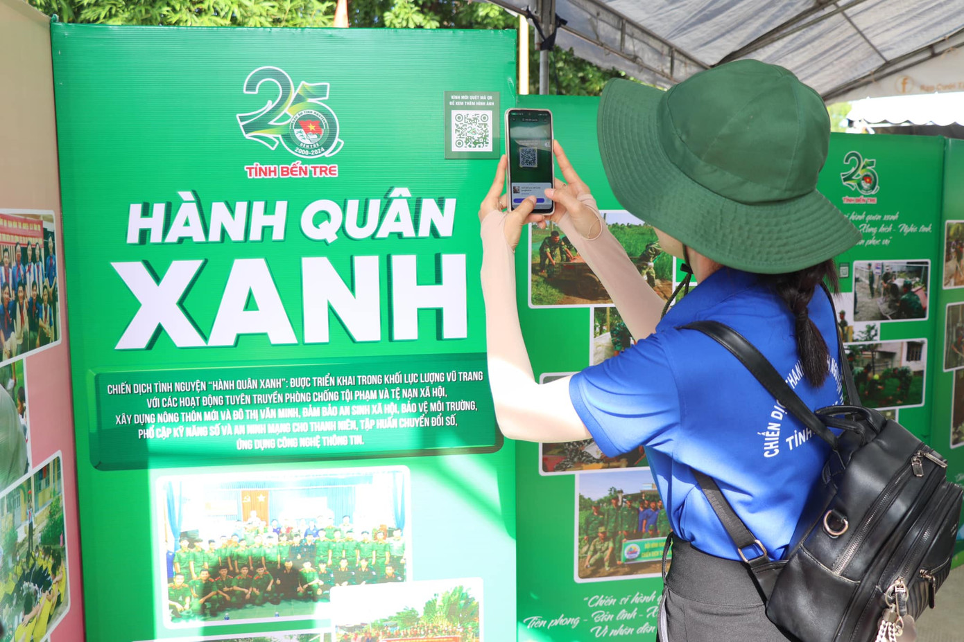 Đoàn viên thanh niên quét mã QR tham quan triển lãm ảnh. Đoàn viên thanh niên quét mã QR tham quan triển lãm ảnh.