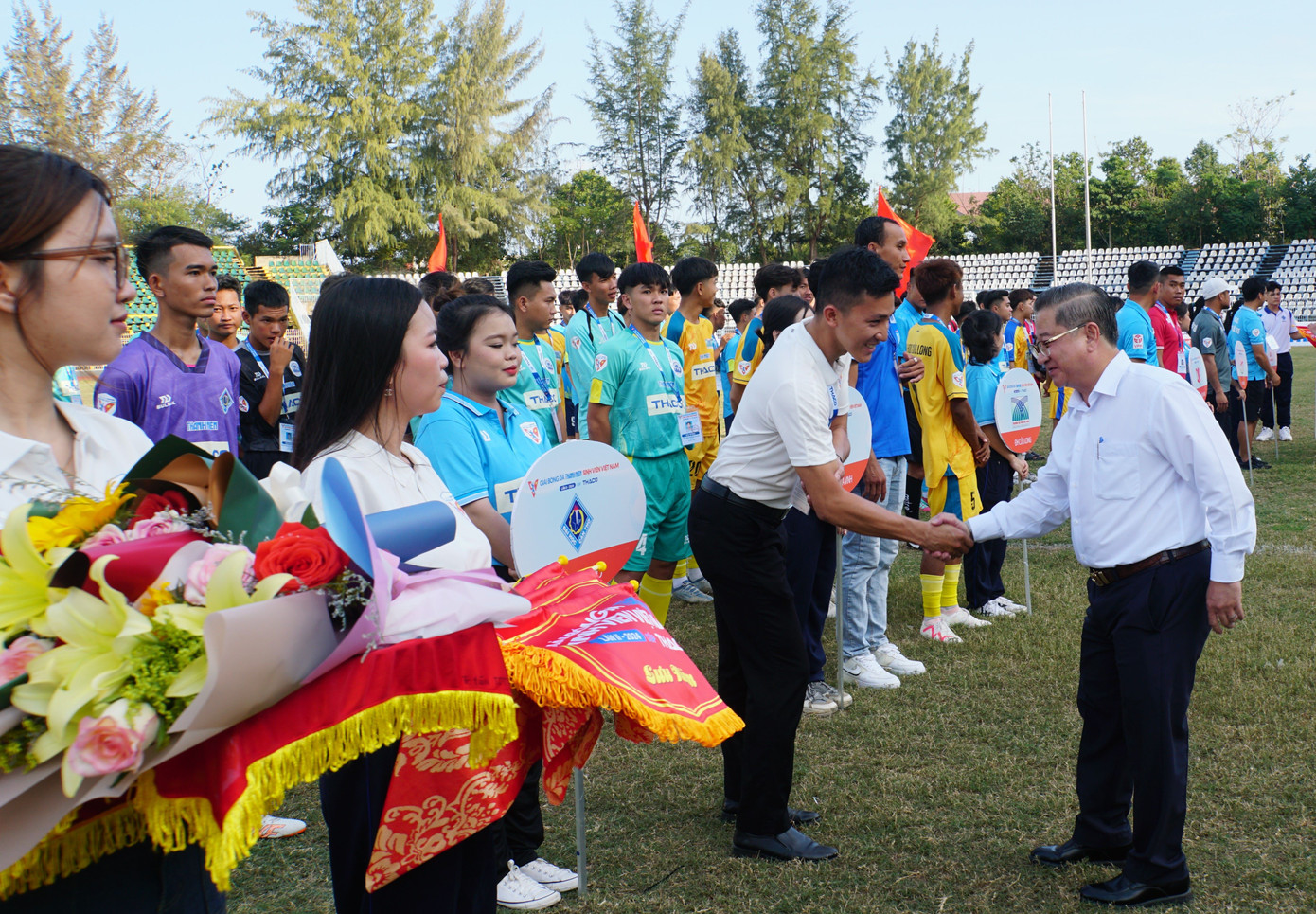 Chủ tịch UBND TP Cần Thơ Trần Việt Trường tặng hoa chúc mừng các đội bóng tham dự. Ảnh: Hòa Hội