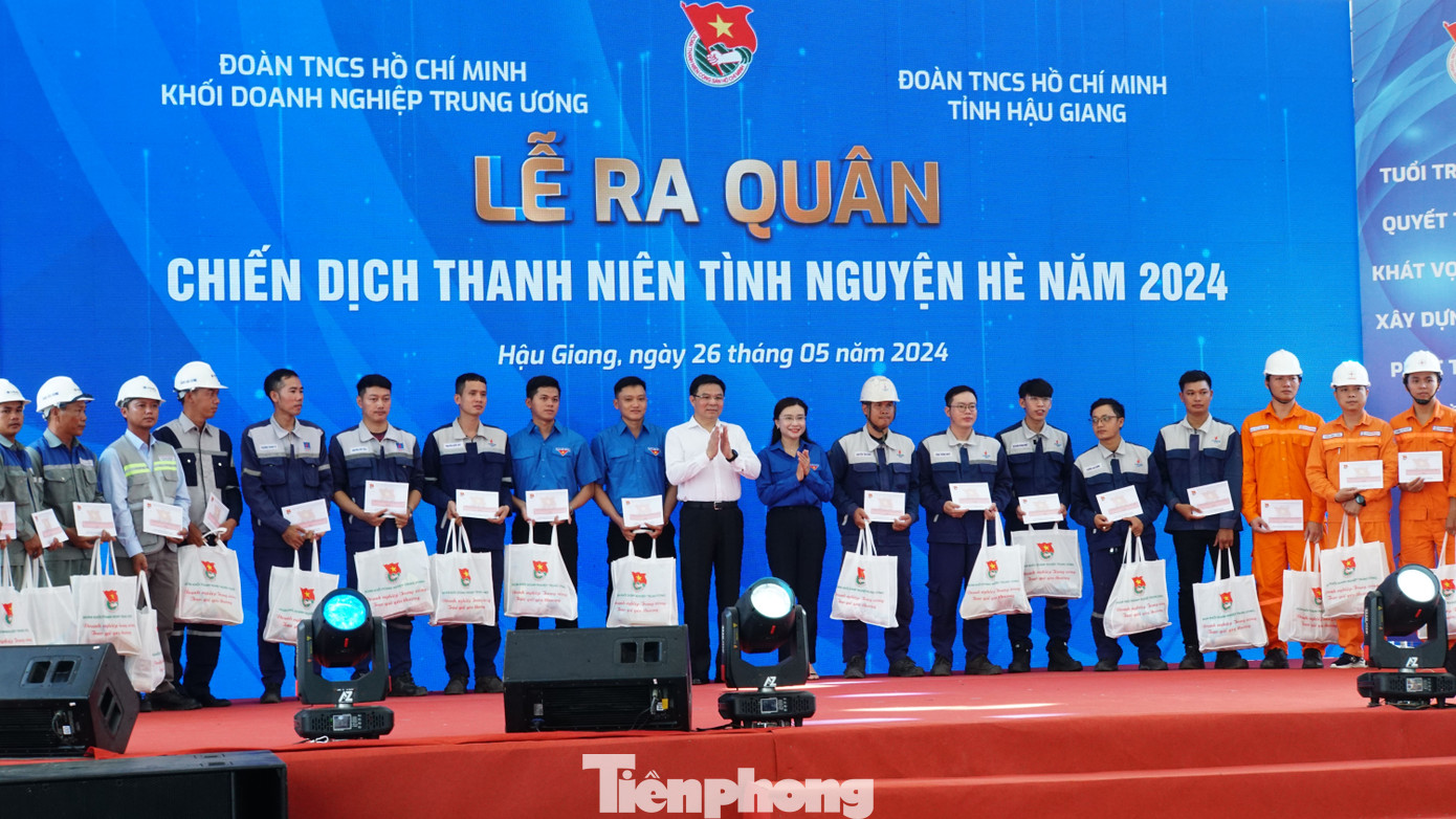 Tặng quà cho công nhân và đoàn viên thanh niên. Ảnh: Hòa Hội Tặng quà cho công nhân và đoàn viên thanh niên. Ảnh: Hòa Hội