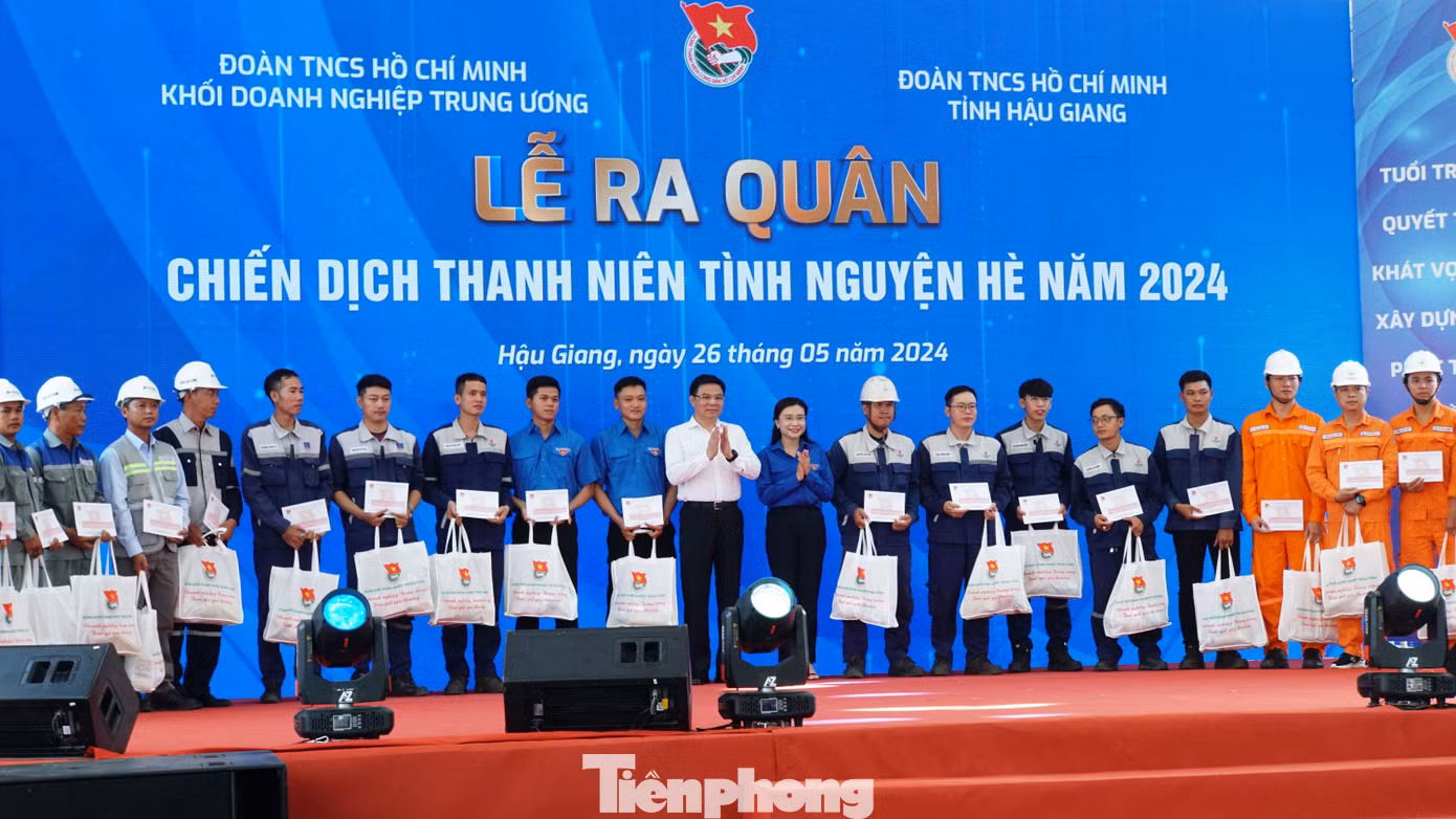Tặng quà cho công nhân và đoàn viên thanh niên. Ảnh: Hòa Hội Tặng quà cho công nhân và đoàn viên thanh niên. Ảnh: Hòa Hội