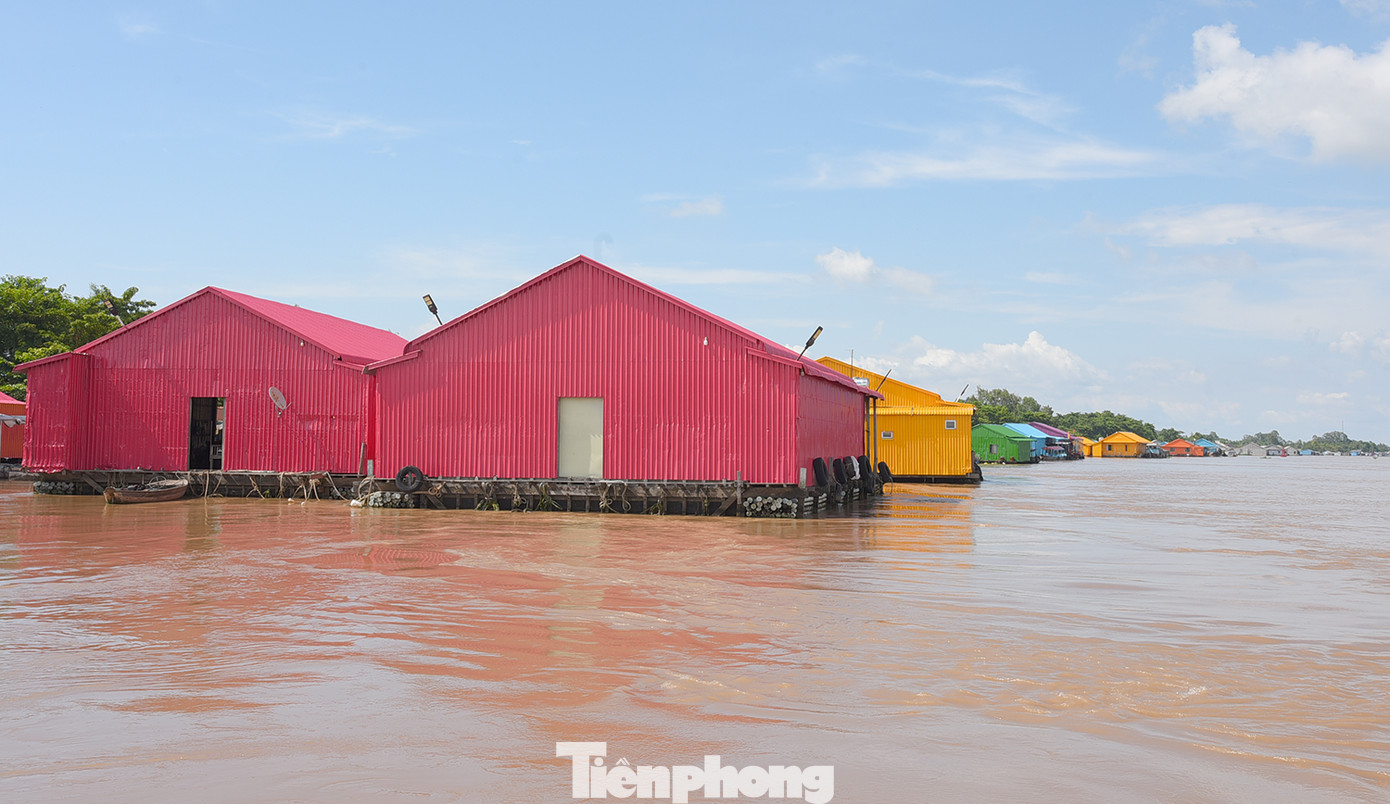 Công trình chia làm 2 giai đoạn. Giai đoạn 1 đầu tư sơn 161 nhà bè (trong tổng số 165 bè) theo hiện trạng bằng nguồn vốn sự nghiệp tỉnh. Mỗi nhà bè sơn một màu, các nhà bè sẽ được sơn lần lượt theo thứ tự màu: Đỏ - Vàng - Cam - Lục - Lam - Tím. Ảnh: Hòa Hội.